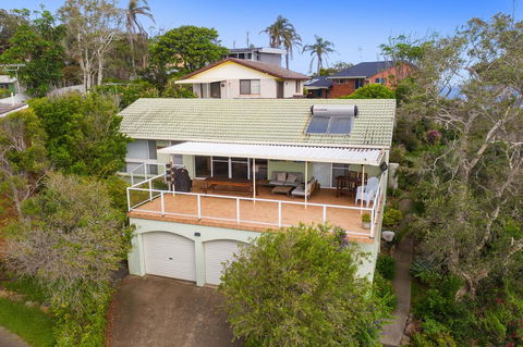 Barefoot Top Floor, 32 Skyline Crescent, Crescent Head - Australian Directory 3