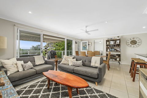 Barefoot Top Floor, 32 Skyline Crescent, Crescent Head - Australian Directory 2