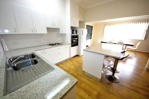 Beach Break At Hat Head - Australian Directory 0