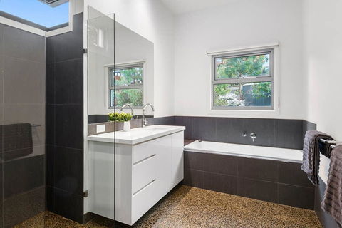 Beach Road Luxury With Ocean Views - Australian Directory 1