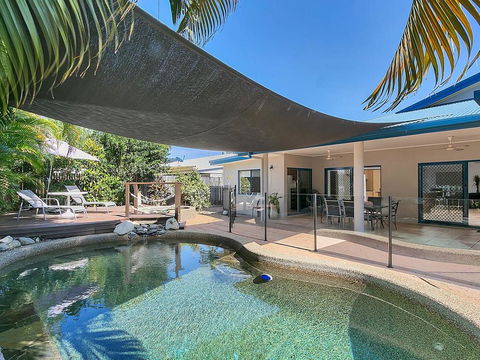Beachcomber Trinity Beach - Australian Directory 0