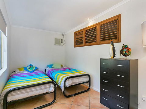 Beachcomber Trinity Beach - Australian Directory 1