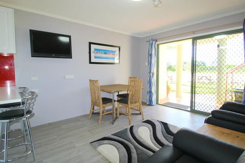 Beachfront 2, 25 Willow Street - Australian Directory 3