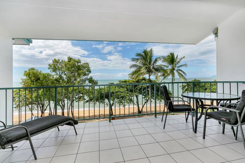 Beachfront Apartments On Trinity Beach - Australian Directory 2