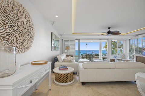 Beachfront Luxury, Hastings Street - Australian Directory 2