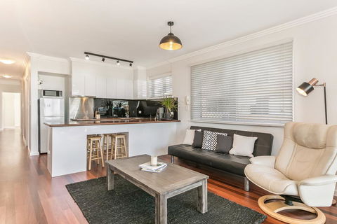 Beachfront On Golden Mile - Australian Directory 3