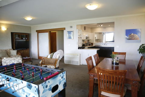 Beachside Entertainer - Australian Directory 1