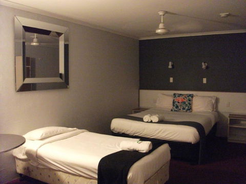 Beerwah Glasshouse Motel - Australian Directory 1