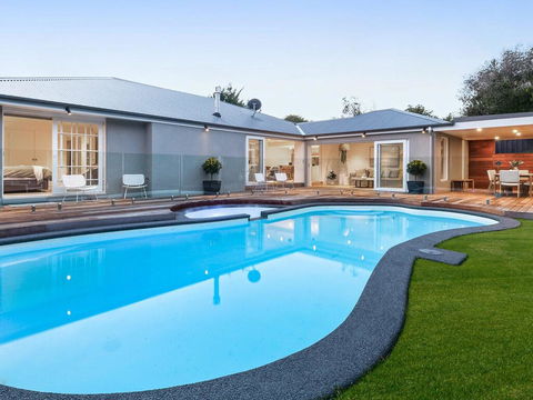 Bella Casa - Luxury Boutique Holiday Home With Heated Pool! - Australian Directory 3