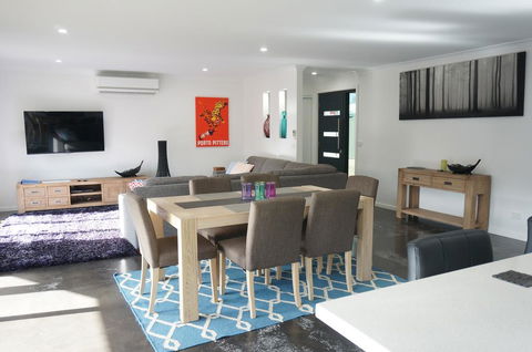 Ben's Place - Modern & Convenient - Australian Directory 0