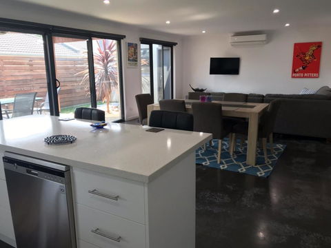 Ben's Place - Modern & Convenient - Australian Directory 1