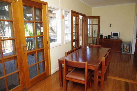 Berry, 16 East Street - Australian Directory 2