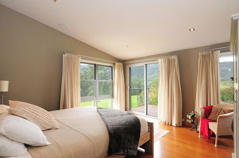 Bottlebrush Lodge - Great Views And A Pool! - Australian Directory 3