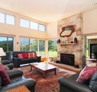 Bottlebrush Lodge - Great views and a pool - Australian Directory