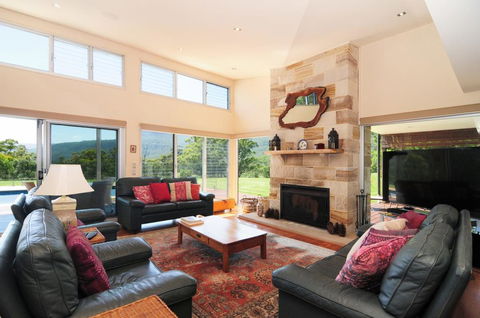 Bottlebrush Lodge - Great Views And A Pool! - Australian Directory 0