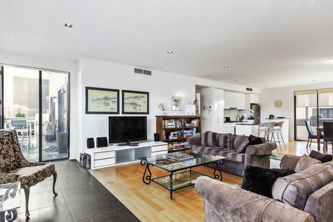 BOUTIQUE STAYS - Catani Gardens - Australian Directory 1