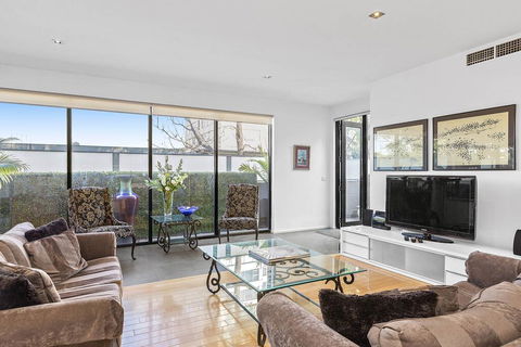 BOUTIQUE STAYS - Catani Gardens - Australian Directory 2