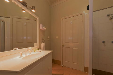 Bowen Inn Motel - Australian Directory 1