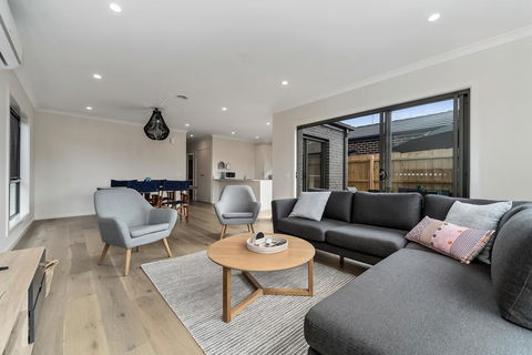 Brand New And Beautiful - Rosebud Holiday Home - Australian Directory 0