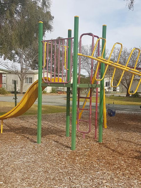 BIG 4 Hay - Australian Directory 2