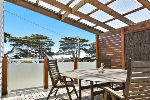 Black Dolphin Waterfront Townhouse - Bay Views - Australian Directory 2