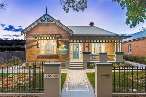 Blue Door Apartments Spacious CBD Apartment - Australian Directory 0
