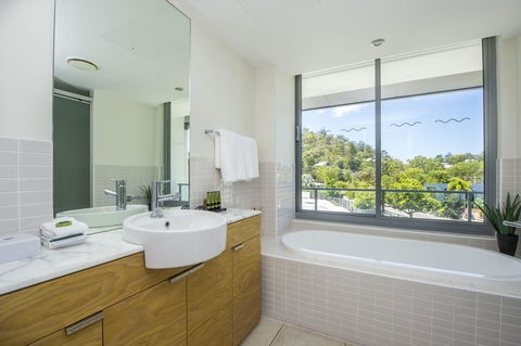 Blue On Blue Penthouse Apartment 335 - Australian Directory 1