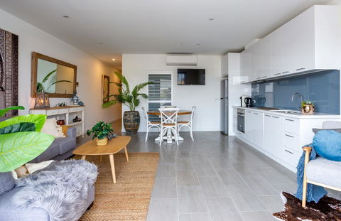 Blue Waters On The Beach: Absolute Beachfront, Views - Australian Directory 3