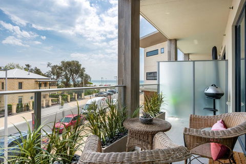 Blue Waters On The Beach: Absolute Beachfront, Views - Australian Directory 0