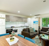 Bluewater 1 - Rainbow Shores Amazing Location Easy Walk To Beach Pool Aircon Outdoor spa - Australian Directory