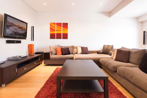 Bold, Modern 1 Bed 10 Mins From The City - Australian Directory 0