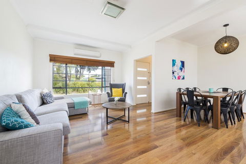 Bruce And Lola's - Australian Directory 2