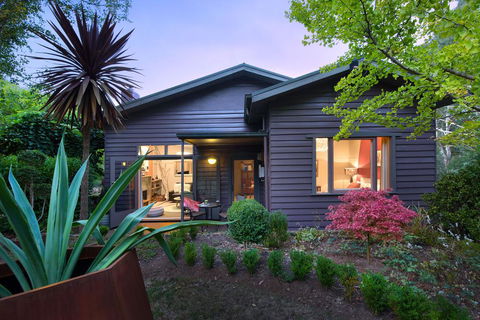 Burrall Lodge - Australian Directory 2