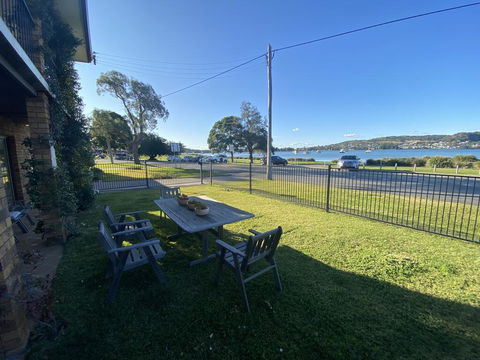 By The Lake - Lake Macquarie - Australian Directory 0