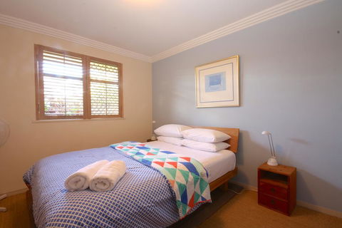 Byron Break - Australian Directory 1