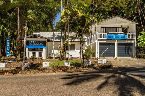 Cairns Beaches Flashpackers - Australian Directory 0