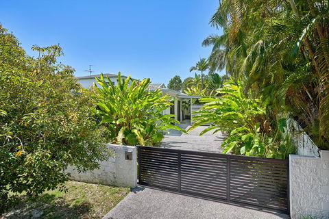 Cairns Northern Beaches Holiday Retreat - Australian Directory 1