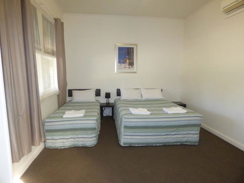 Calder Family Motel - Australian Directory 3