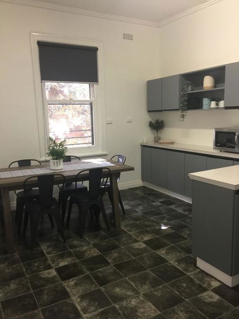 Caledonian Hotel Motel - Australian Directory 1