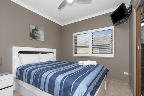Calypso, Unit 5 - The Entrance - Australian Directory 3