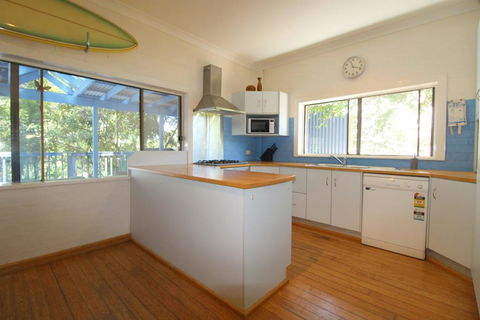 Cape Cod Beach House, 25 Skyline Crescent - Australian Directory 2