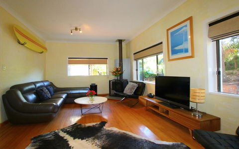 Cape Cod Beach House, 25 Skyline Crescent - Australian Directory 0