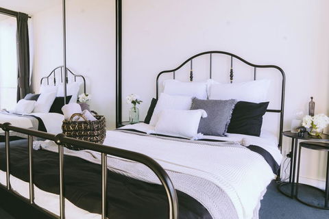 Capitol Executive Apartment On London Circuit - Australian Directory 3