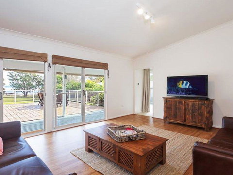 Castaways' 36 Cromarty Road - Beachfront House - Australian Directory 3