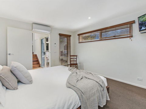 CASTWOOD VILLA No. 1 - Australian Directory 0