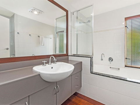 CASTWOOD VILLA No. 1 - Australian Directory 3