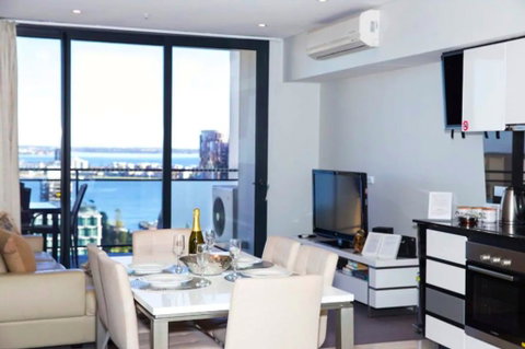 CENTRAL CBD EXEC STUNNING VIEW WIFI NETFLIX WINE - Australian Directory 1