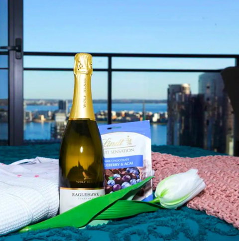 CENTRAL CBD EXEC STUNNING VIEW WIFI NETFLIX WINE - Australian Directory 3