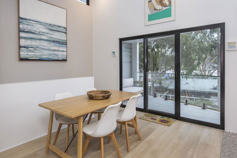 Central Heights - Main Street Views - Australian Directory 2