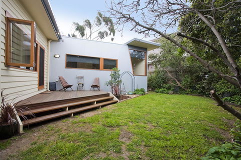 Charles Central Oasis 8 - Australian Directory 2